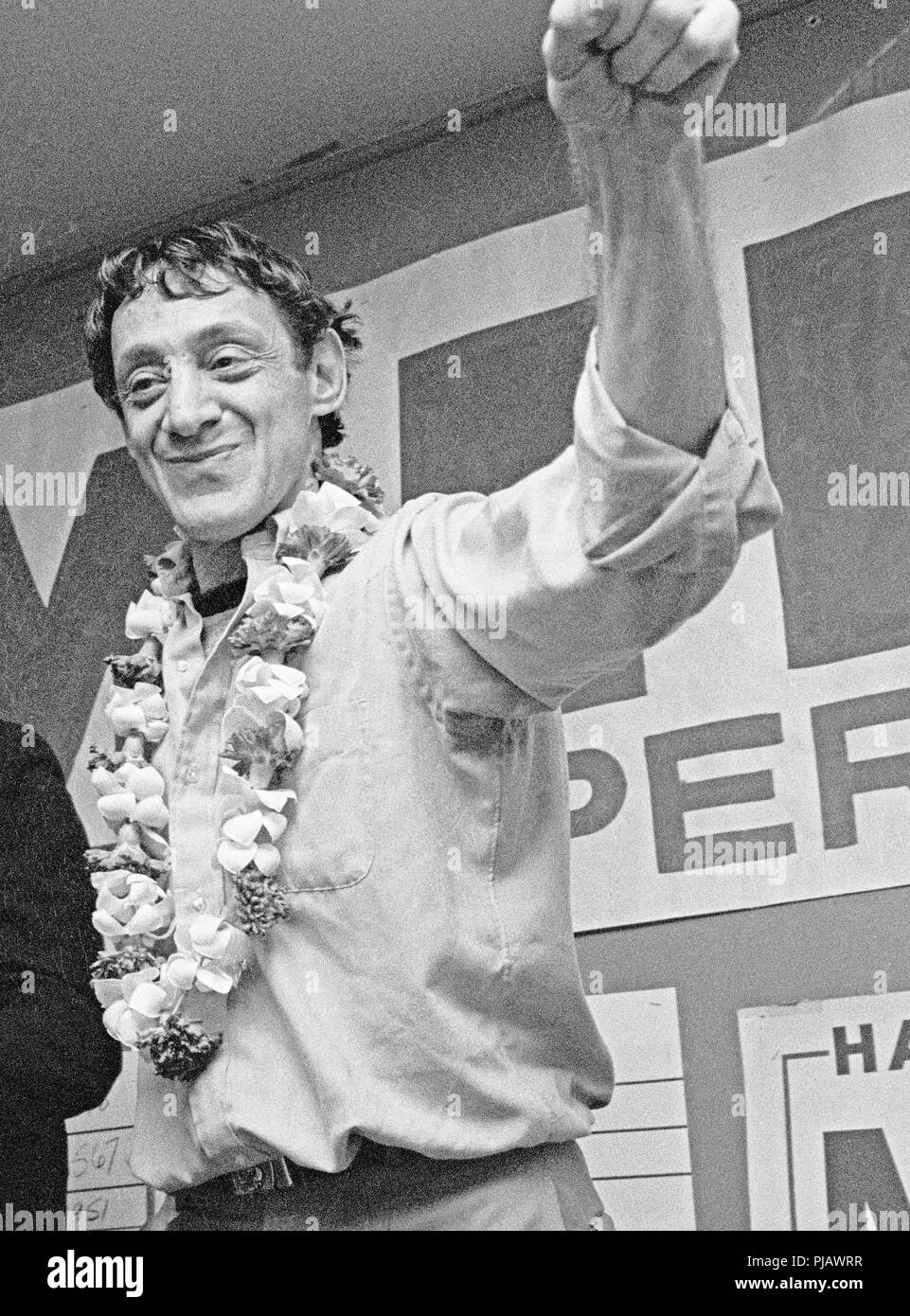 Il candidato gay per l'ufficio del Supervisore di San Francisco, Harvey Milk, celebra la vittoria nella notte delle elezioni nel suo negozio di macchine fotografiche di strada di Castro a San Francisco. 1977 Foto Stock