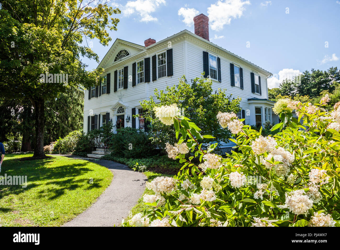 Casa coloniale su Main Streeet in SAtockbridge, MA Foto Stock