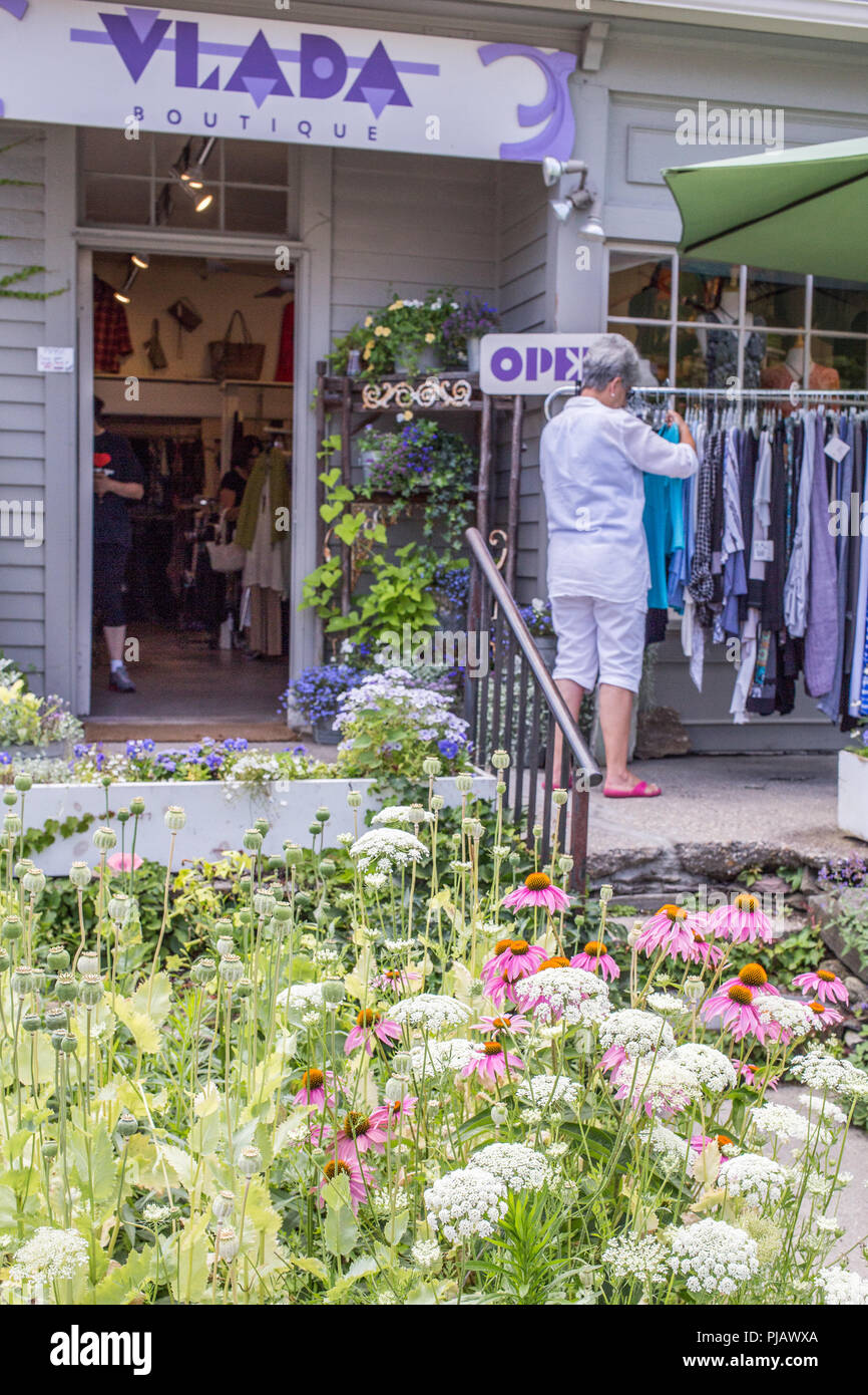 Donna shopping in un negozio a Stockbridge, MA Foto Stock