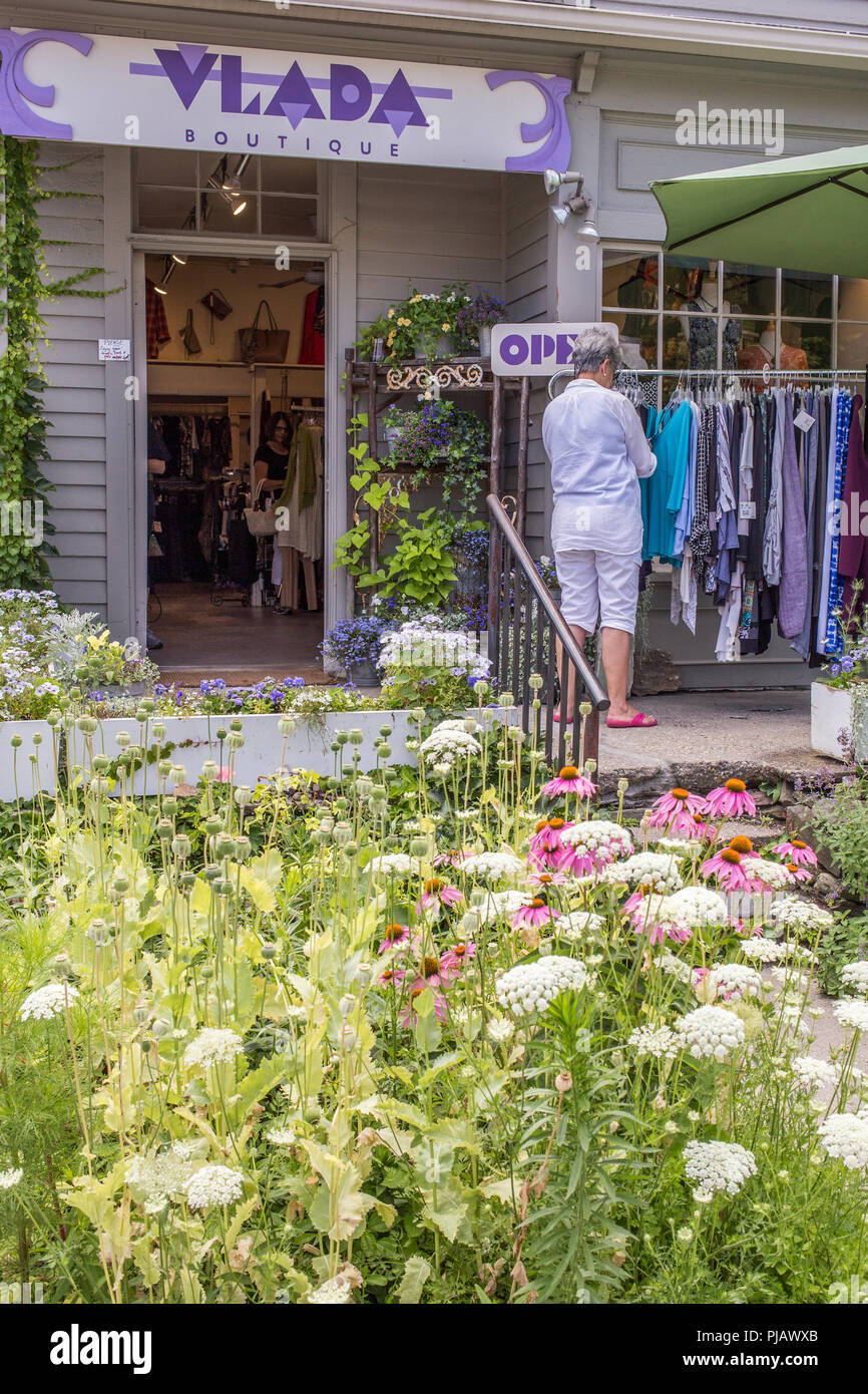 Donna shopping in un negozio a Stockbridge, MA Foto Stock