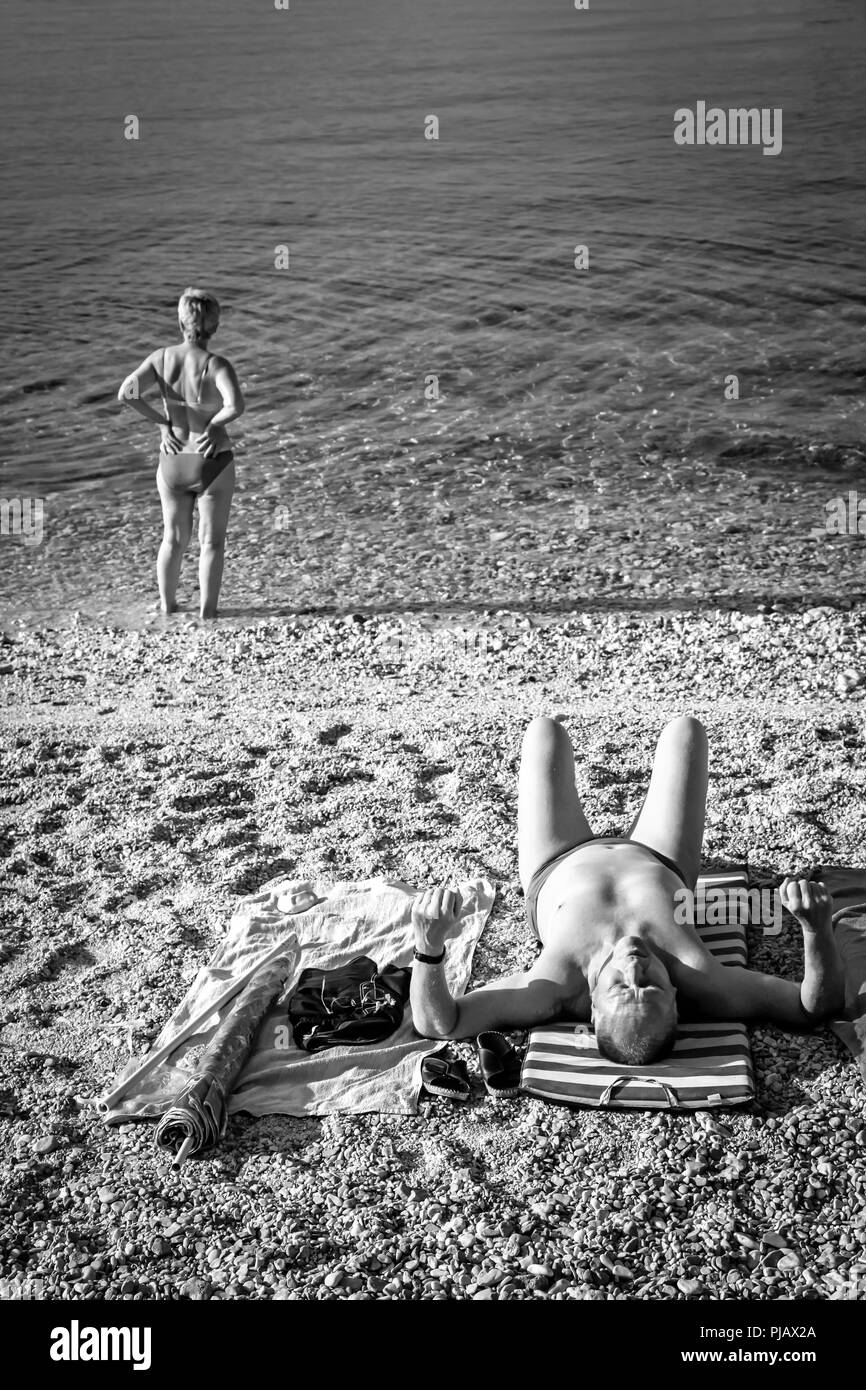 Le persone che si godono la calma le acque del Mare Adriatico sull'isola croata di Krk presso il resort di Baska Foto Stock