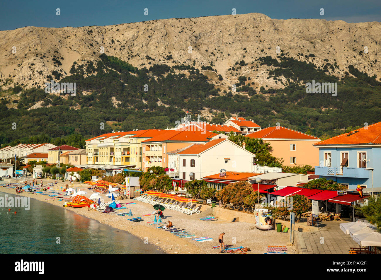 La piccola località balneare di Baska sull'isola croata di Krk nel mare Adriatico Foto Stock