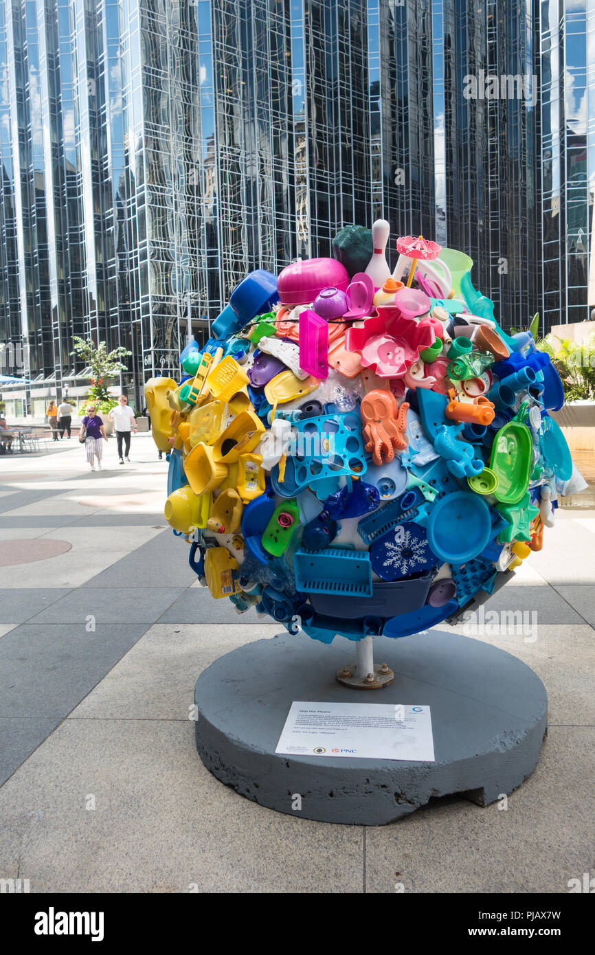 Public art exhibition, "Cool Globes: Hot idee per un refrigeratore Planet" di Pittsburgh in primo piano globi colorati per promuovere soluzioni per il cambiamento climatico Foto Stock