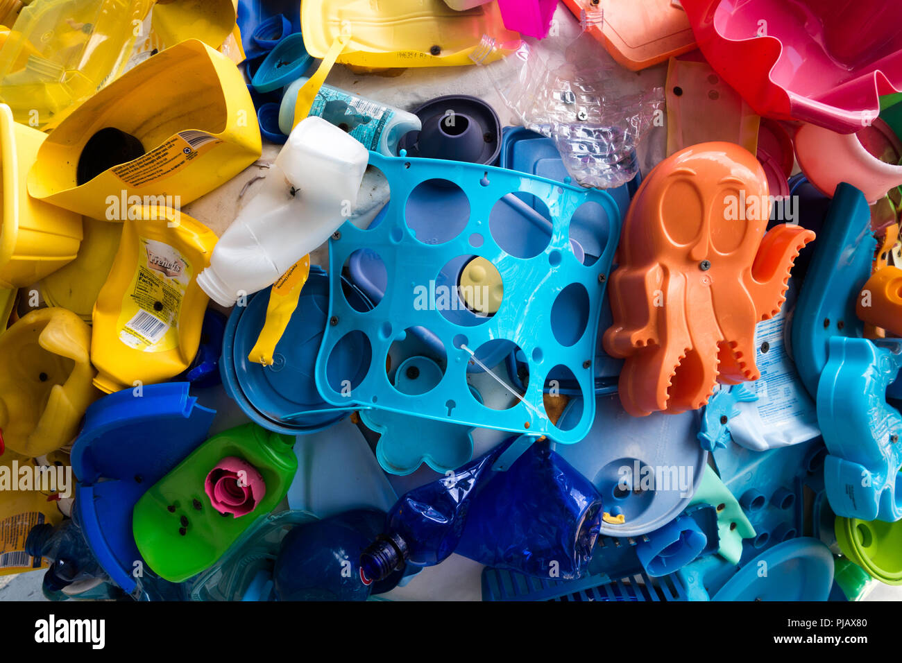 Una raccolta di oggetti costruiti a partire da plastica sulla superficie di uno dei globi dal "Cool Globes: Hot idee per un refrigeratore Planet" d'arte. Foto Stock