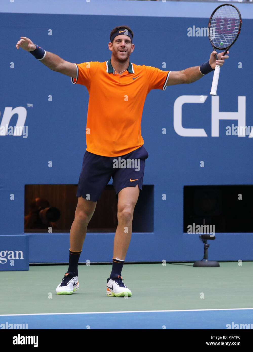 Grand Slam champion Juan Martin Del Potro di Argentina celebra la vittoria dopo la sua 2018 US Open quarterfinal corrispondono a Billie Jean King Tenni nazionale Foto Stock