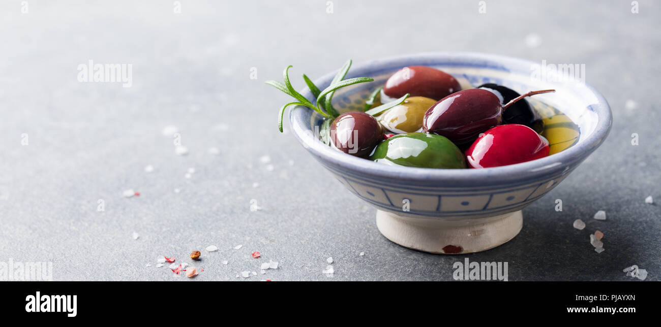 Assortimento di olive nella ciotola con olio. Copia dello spazio. Foto Stock