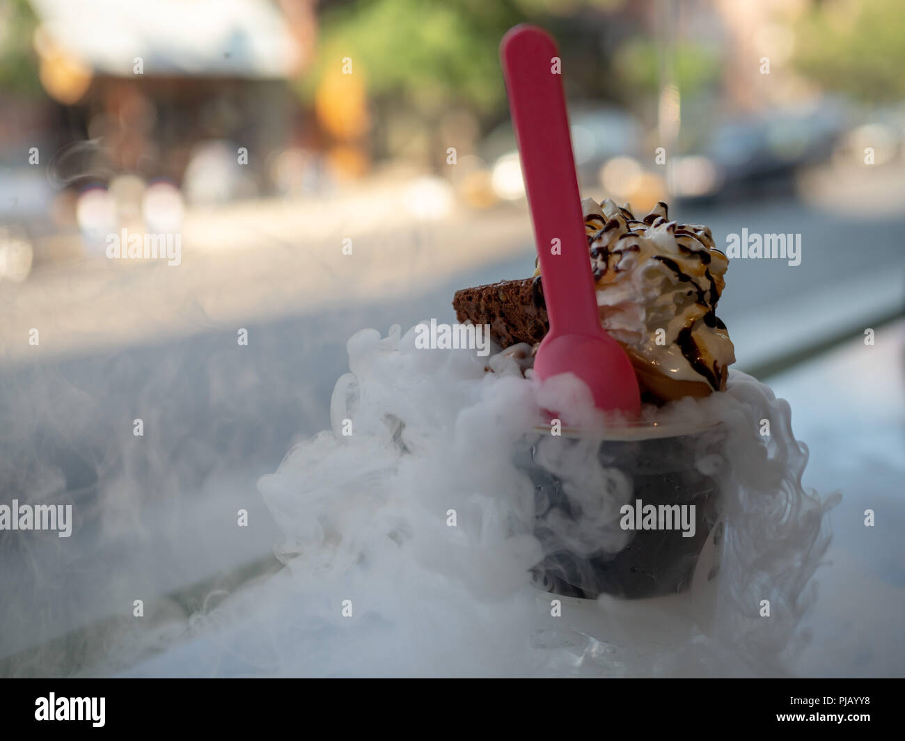 Azoto liquido brownie e cioccolato coppa di gelato con fumi Foto Stock