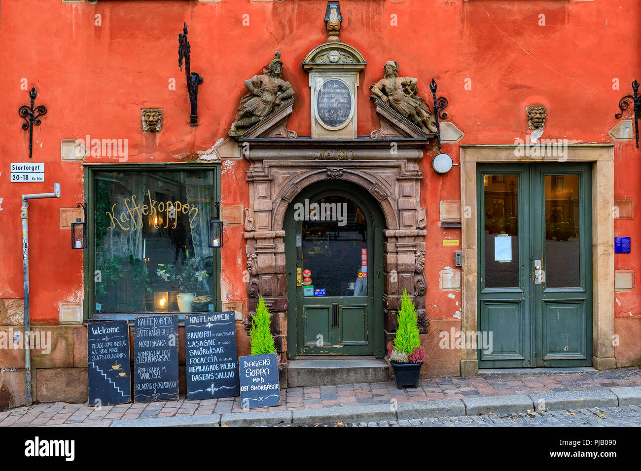 Stoccolma, Svezia - 26 Ottobre 2017: Cafe presso il famoso Stortorget Square nel cuore della Città Vecchia di Gamla Stan Foto Stock