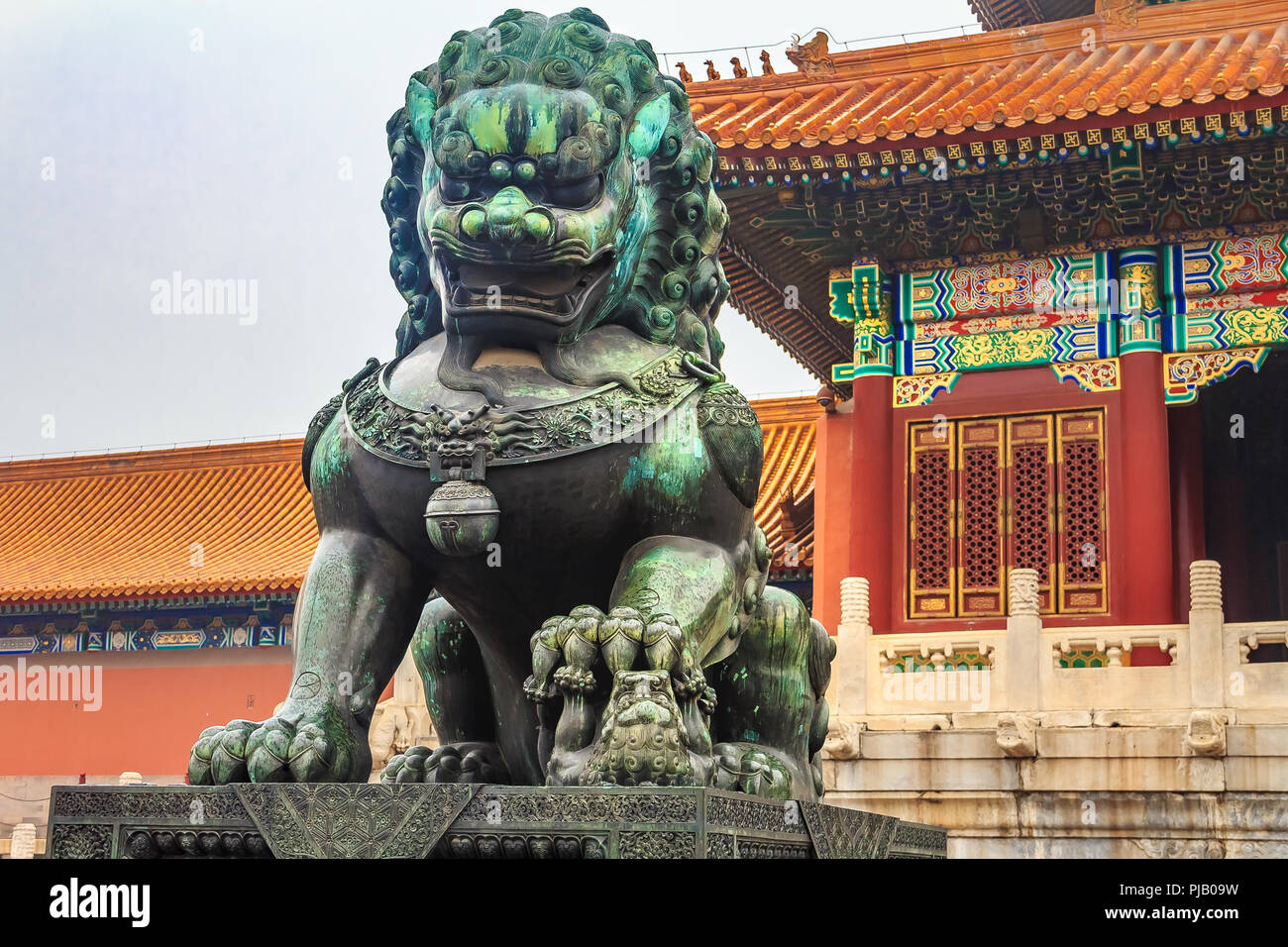 Close up tradizionale Femmina bronzo Imperial guardian lion, tenendo un bambino nella famosa città proibita a Pechino, Cina Foto Stock