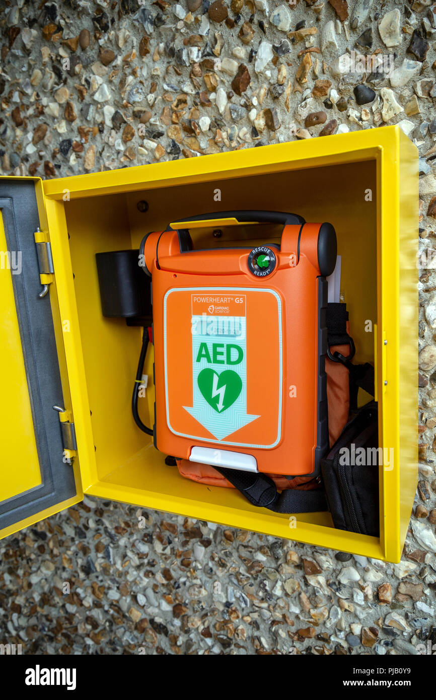 La defibrillazione è un trattamento a vita per la minaccia di aritmia cardiaca, in particolare fibrillazione ventricolare (VF) e non-perfondere ventricolare di tachicardia ventricolare Foto Stock