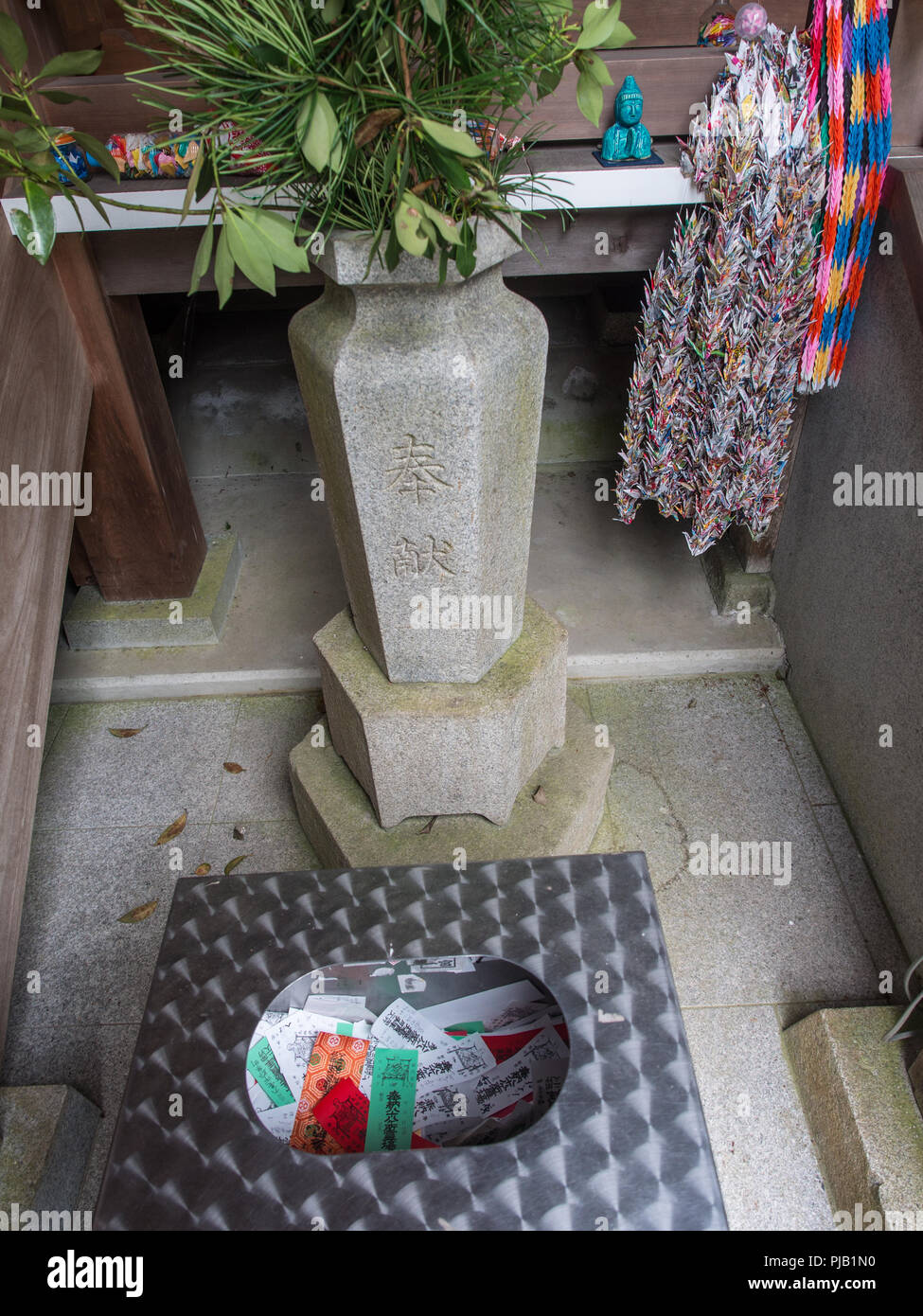 Osame fuda, nome scivola a sinistra da henro pellegrini presso ogni tempio di 88 tempio pellegrinaggio, hondo hall principale Maegamiji, Ehime Shikoku Giappone Foto Stock