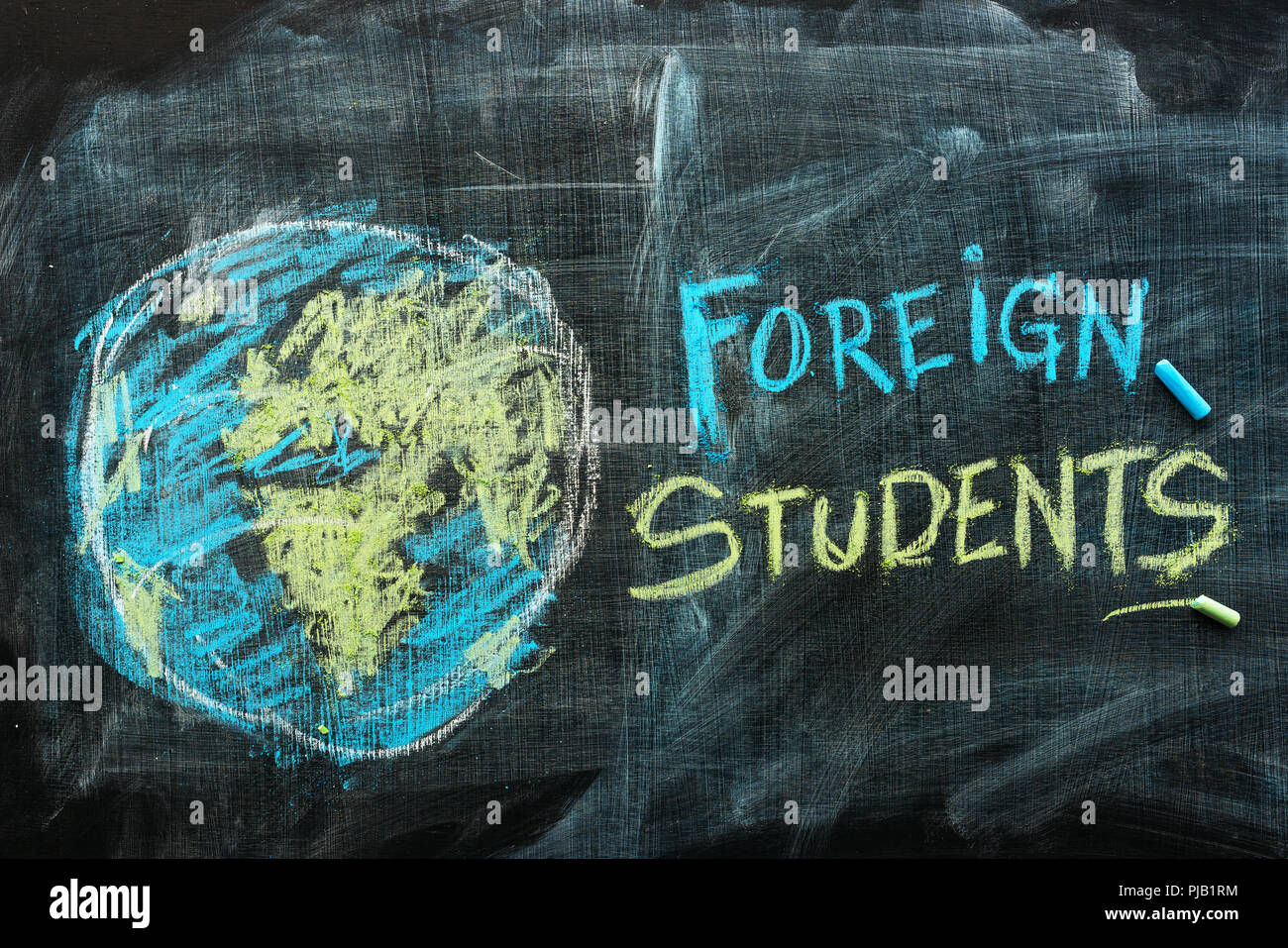 Gli studenti stranieri di scambio il concetto di programma con il testo scritto a mano in gesso sulla lavagna della scuola Foto Stock