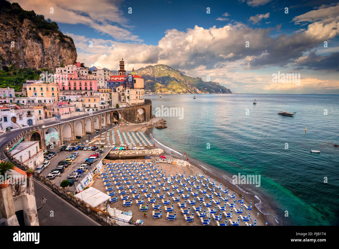 Atrani. Vista aerea di Atrani famoso villaggio costiero situato sulla costa di Amalfi, Italia. Foto Stock