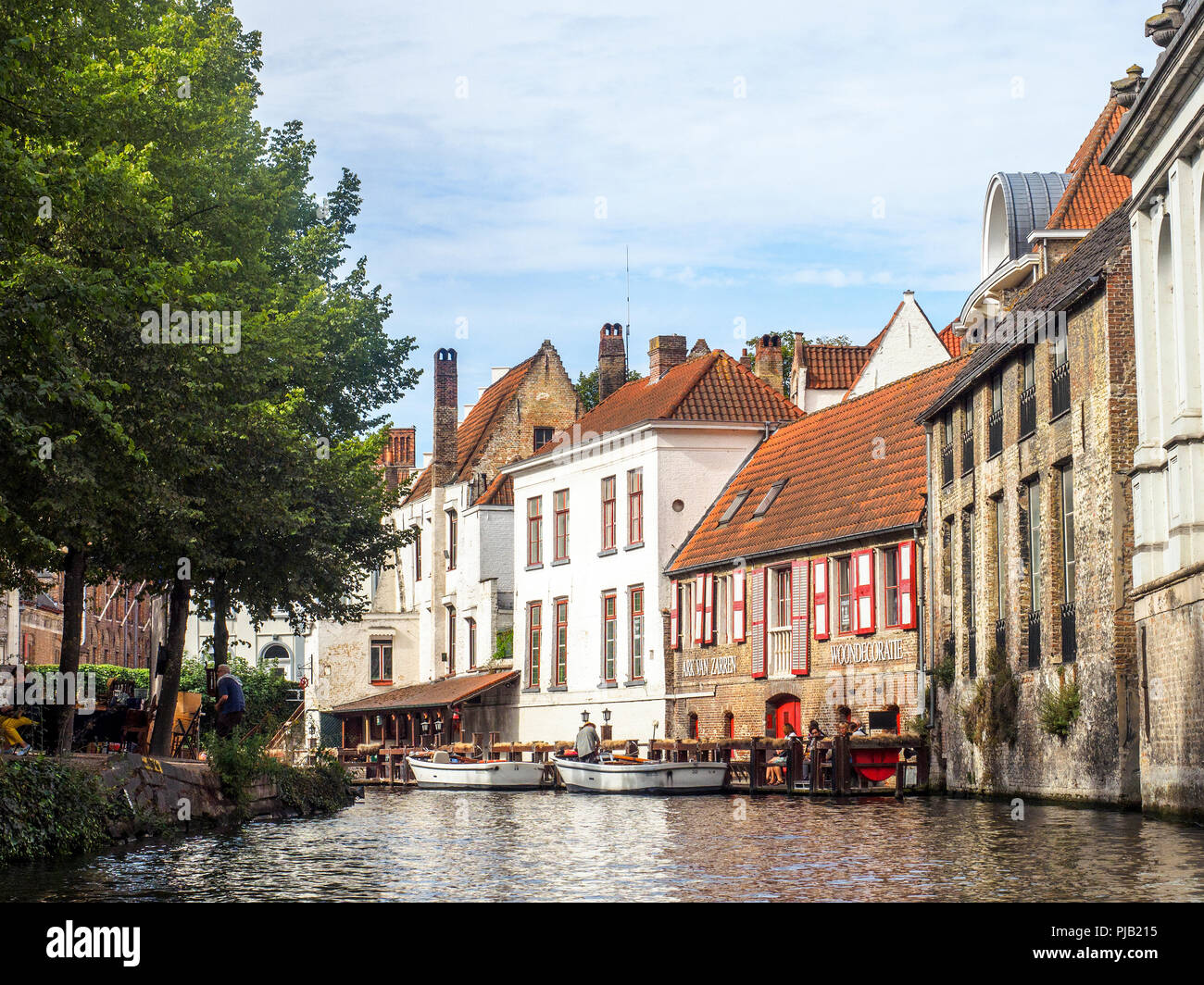 Facciate di case che si affacciano sul canale - Bruges, Belgio Foto Stock