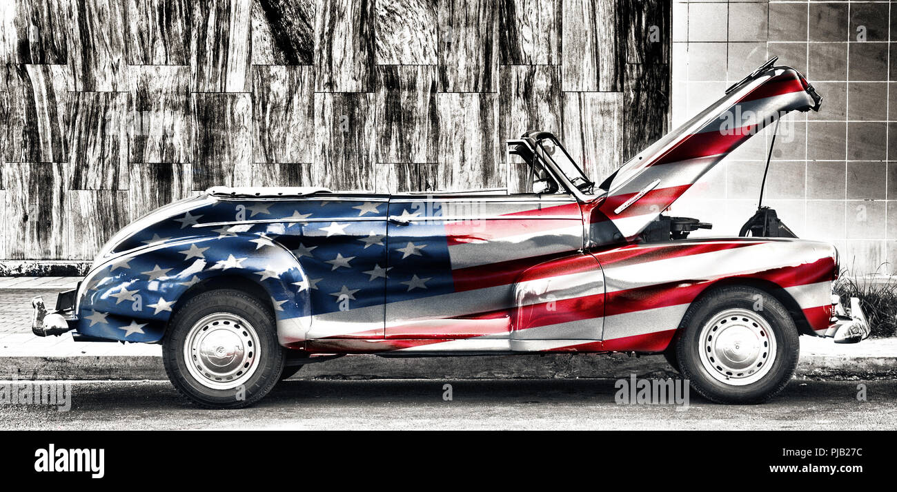 Vecchia vettura americana dipinta con gli Stati Uniti bandiera parcheggiato a l'avana Foto Stock