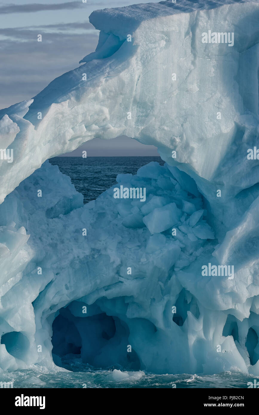 Finestra in un iceberg in fusione vicino a Bråsvellbreen, ghiaccio artico cappuccio Austfonna , Nordaustlandet, Arcipelago Svalbard, Norvegia Foto Stock