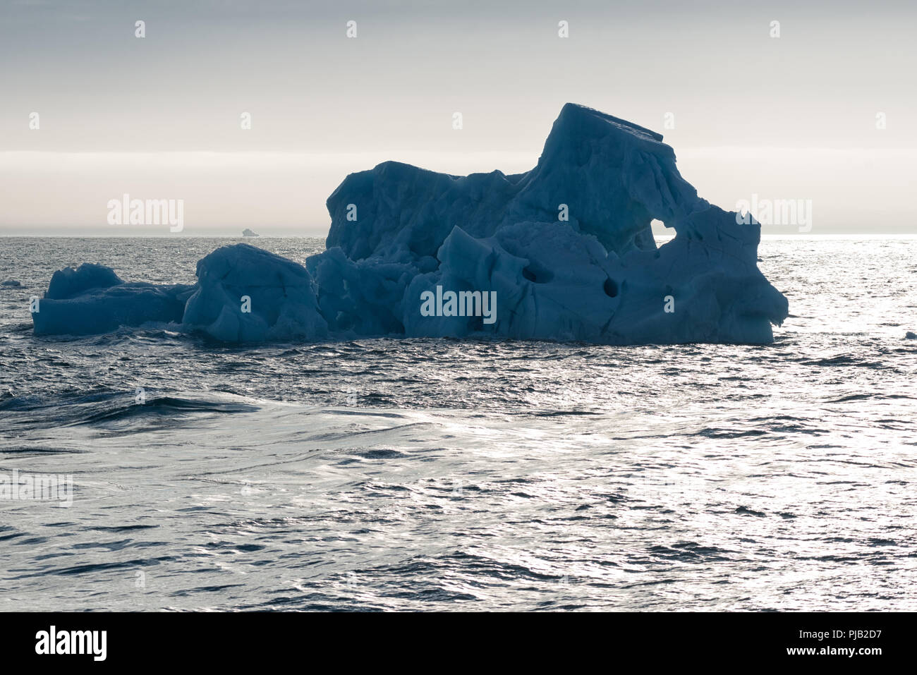 Sciogliendo l'iceberg al sole serale con una finestra come un cuore vicino a Bråsvellbreen, Austfonna Ice CAP, Nordaustlandet, Arcipelago di Salbard, Norvegia Foto Stock