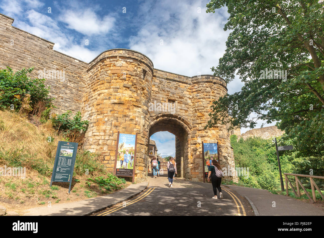 Ingresso ad arco nel castello medievale in Scarborough, una popolare attrazione turistica. Foto Stock