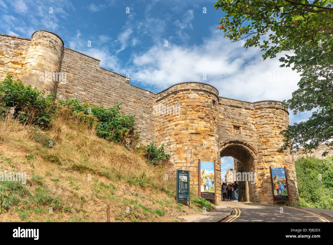 Ingresso ad arco nel castello medievale in Scarborough, una popolare attrazione turistica. Foto Stock