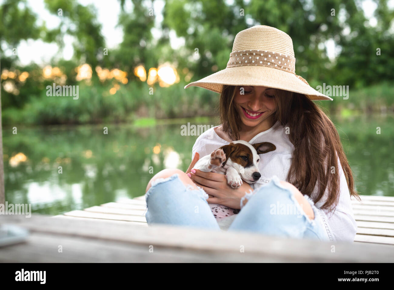 Donna che gioca con il suo cagnolino Foto Stock