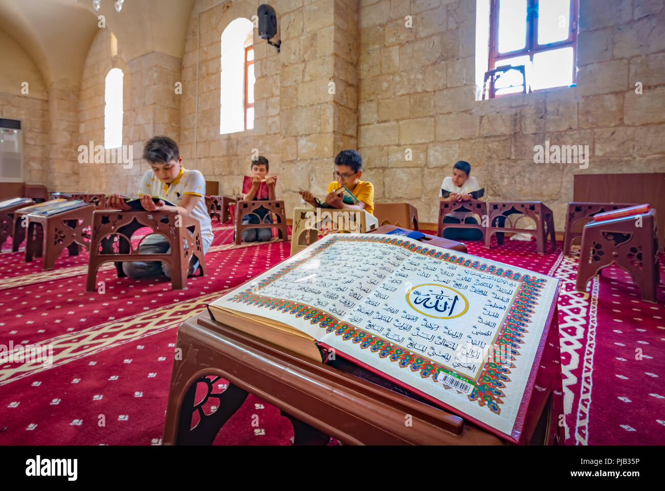 I bambini non identificato leggere il Corano,holly libro per i musulmani in Ulu(grande) Moschea di Sanliurfa,Turchia.19 Luglio 2018 Foto Stock