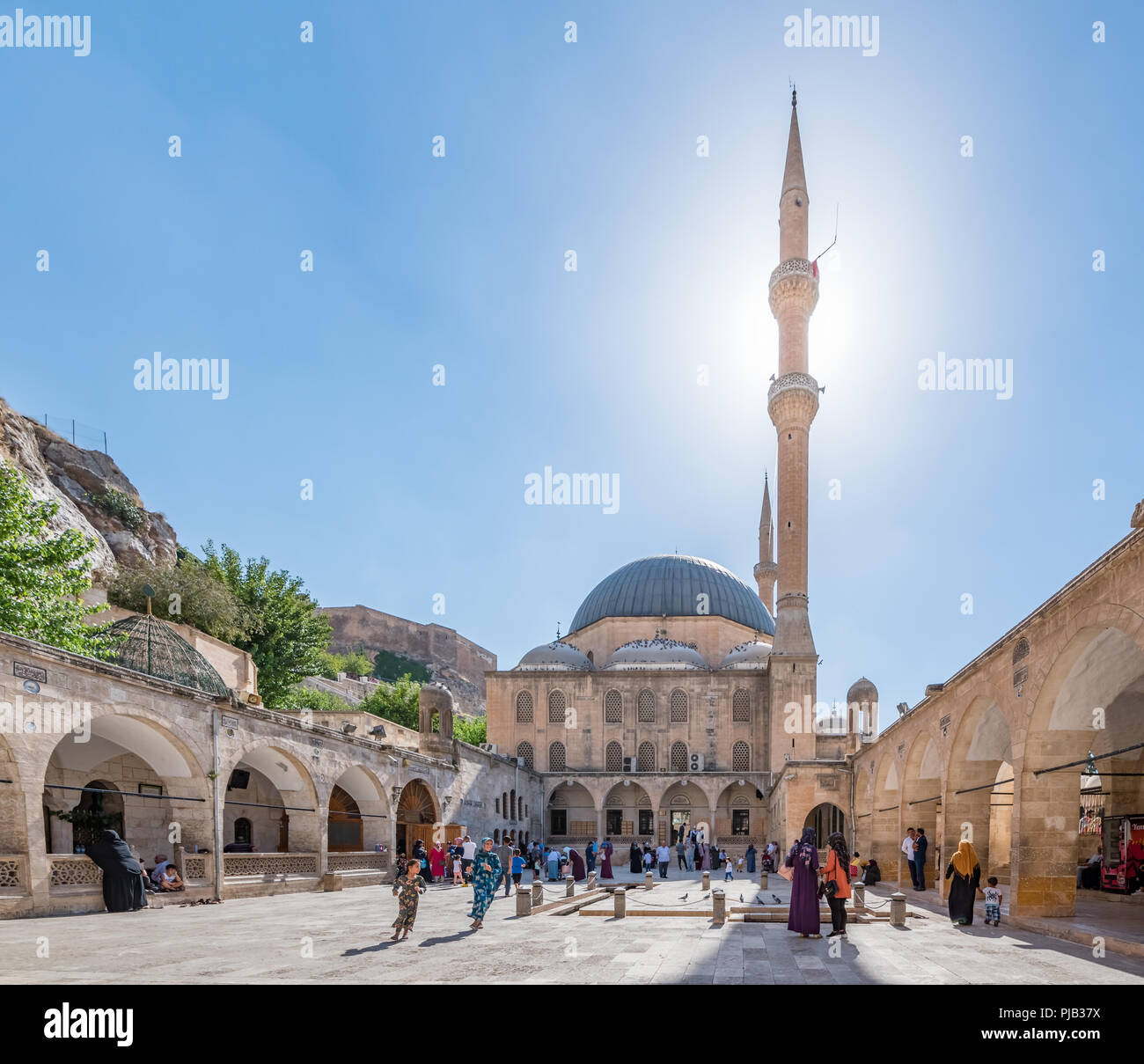 Persone non identificate a piedi al cortile di Mevlidi moschea di Halil,uno dei punti di riferimento di Sanliurfa,Turchia.19 Luglio 2018 Foto Stock