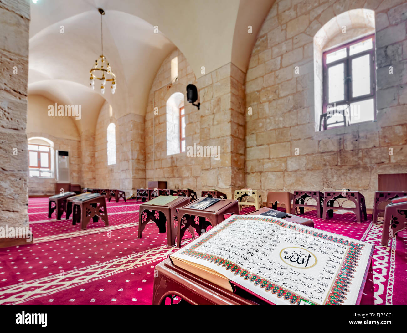 Vista interna di Ulu(grande) Moschea con vista del Corano,holly libro sul primo piano in Sanliurfa,Turchia.19 Luglio 2018 Foto Stock