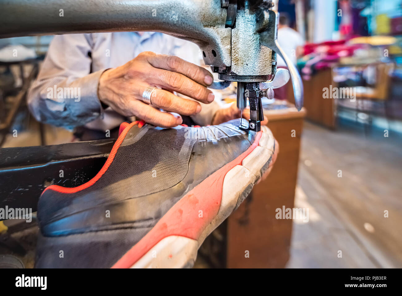 Riparazione di calzature. Macchina da cucire calzolaio cuce scarpe Foto  stock - Alamy