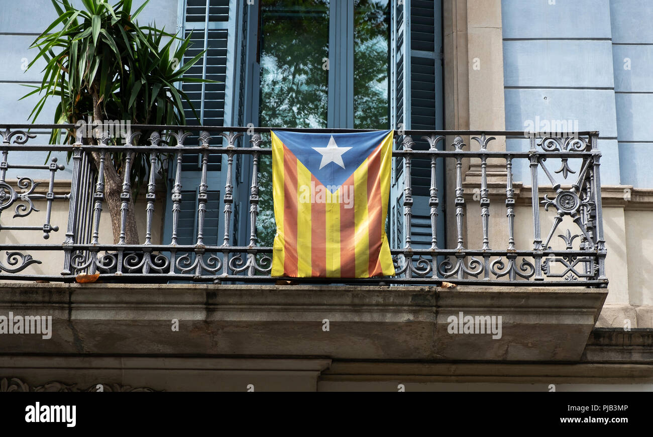 Un estelada, il Catalano independentist bandiera, appeso alla ringhiera di un balcone Foto Stock