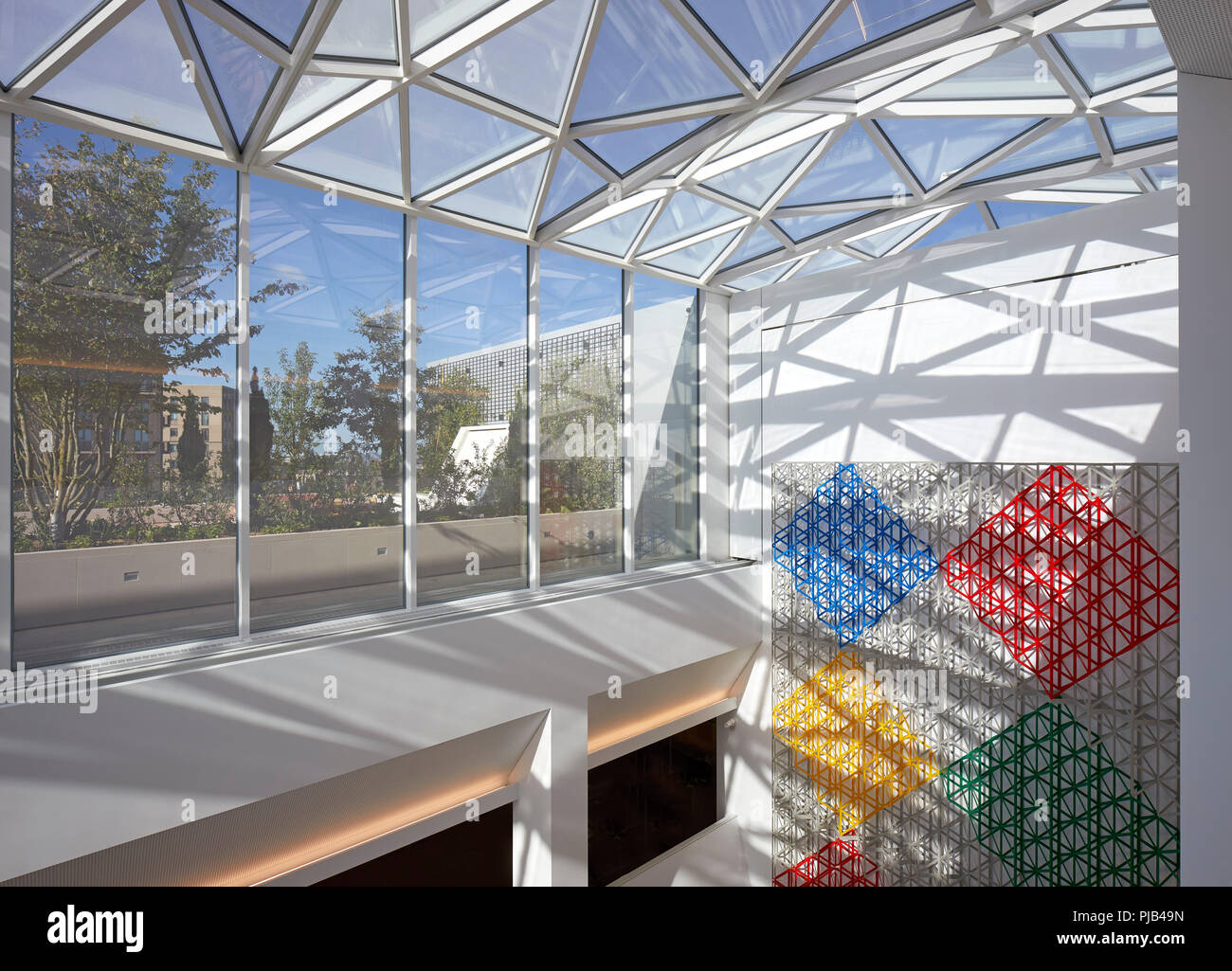 Atrio Interno vista con artwork da Rasheed Araeen. Aga Khan Centre di Londra, Regno Unito. Architetto: Maki e Associates, 2018. Foto Stock