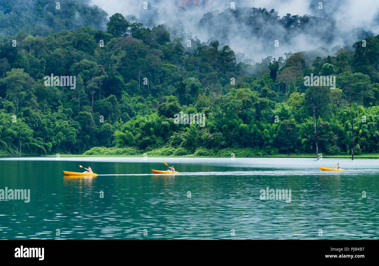 Formazioni carsiche e la lussureggiante foresta pluviale circondano Chiew Lago Lan o Lan Cheow Lago Khao Sok il Parco Nazionale della Thailandia Foto Stock