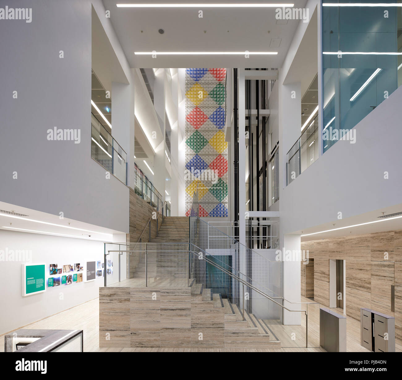 Ricezione interna vista con artwork da Rasheed Araeen. Aga Khan Centre di Londra, Regno Unito. Architetto: Maki e Associates, 2018. Foto Stock