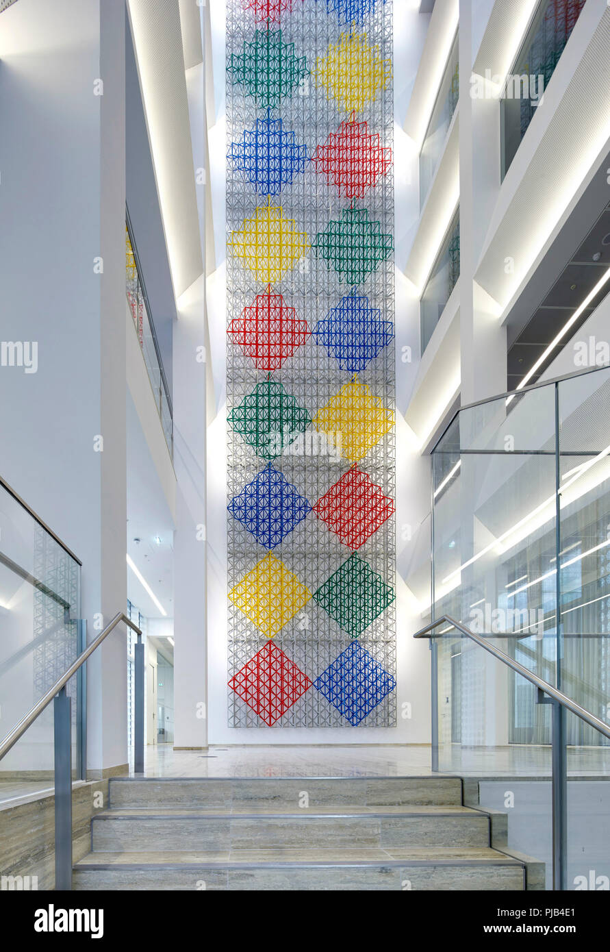 Atrio Interno con artwork da Rasheed Araeen. Aga Khan Centre di Londra, Regno Unito. Architetto: Maki e Associates, 2018. Foto Stock