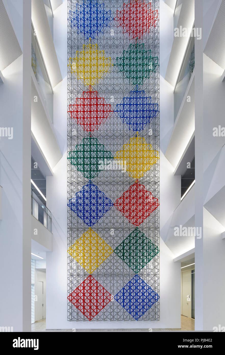 Atrio Interno con artwork da Rasheed Araeen. Aga Khan Centre di Londra, Regno Unito. Architetto: Maki e Associates, 2018. Foto Stock