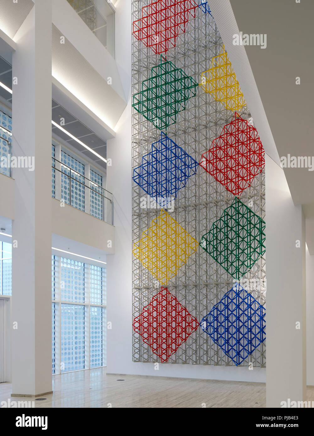 Atrio Interno con artwork da Rasheed Araeen. Aga Khan Centre di Londra, Regno Unito. Architetto: Maki e Associates, 2018. Foto Stock