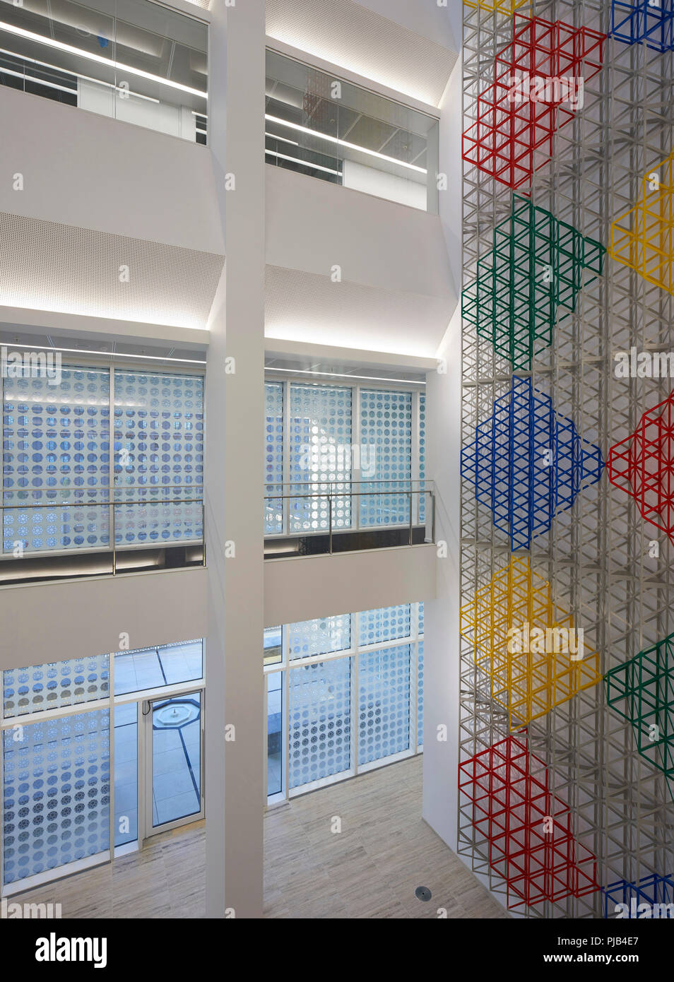 Atrio Interno con artwork da Rasheed Araeen. Aga Khan Centre di Londra, Regno Unito. Architetto: Maki e Associates, 2018. Foto Stock