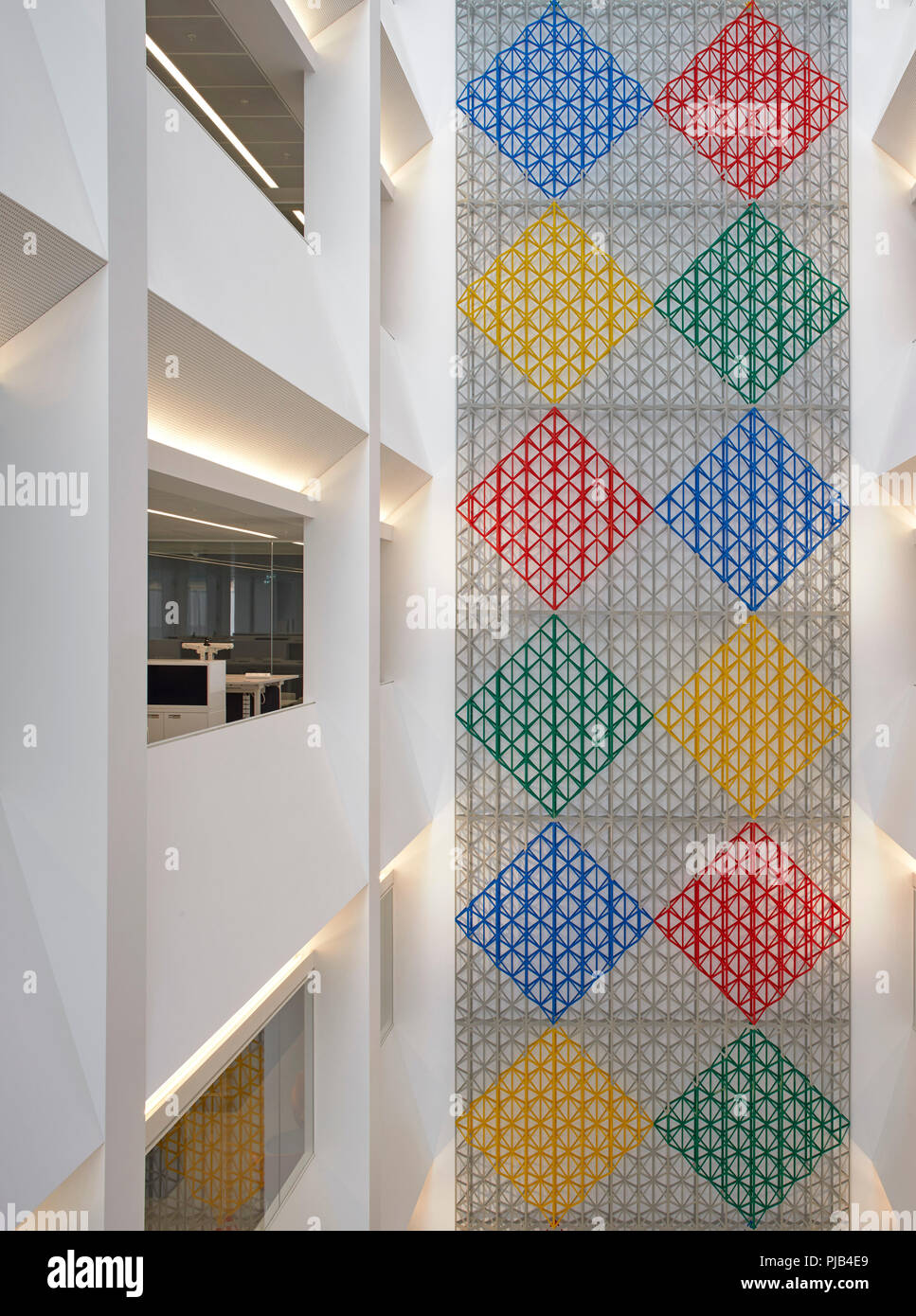 Atrio Interno con artwork da Rasheed Araeen. Aga Khan Centre di Londra, Regno Unito. Architetto: Maki e Associates, 2018. Foto Stock