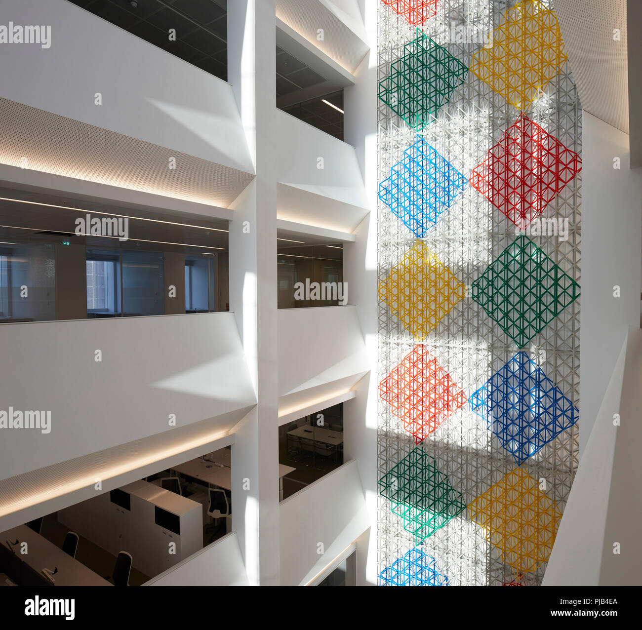 Atrio Interno con artwork da Rasheed Araeen. Aga Khan Centre di Londra, Regno Unito. Architetto: Maki e Associates, 2018. Foto Stock