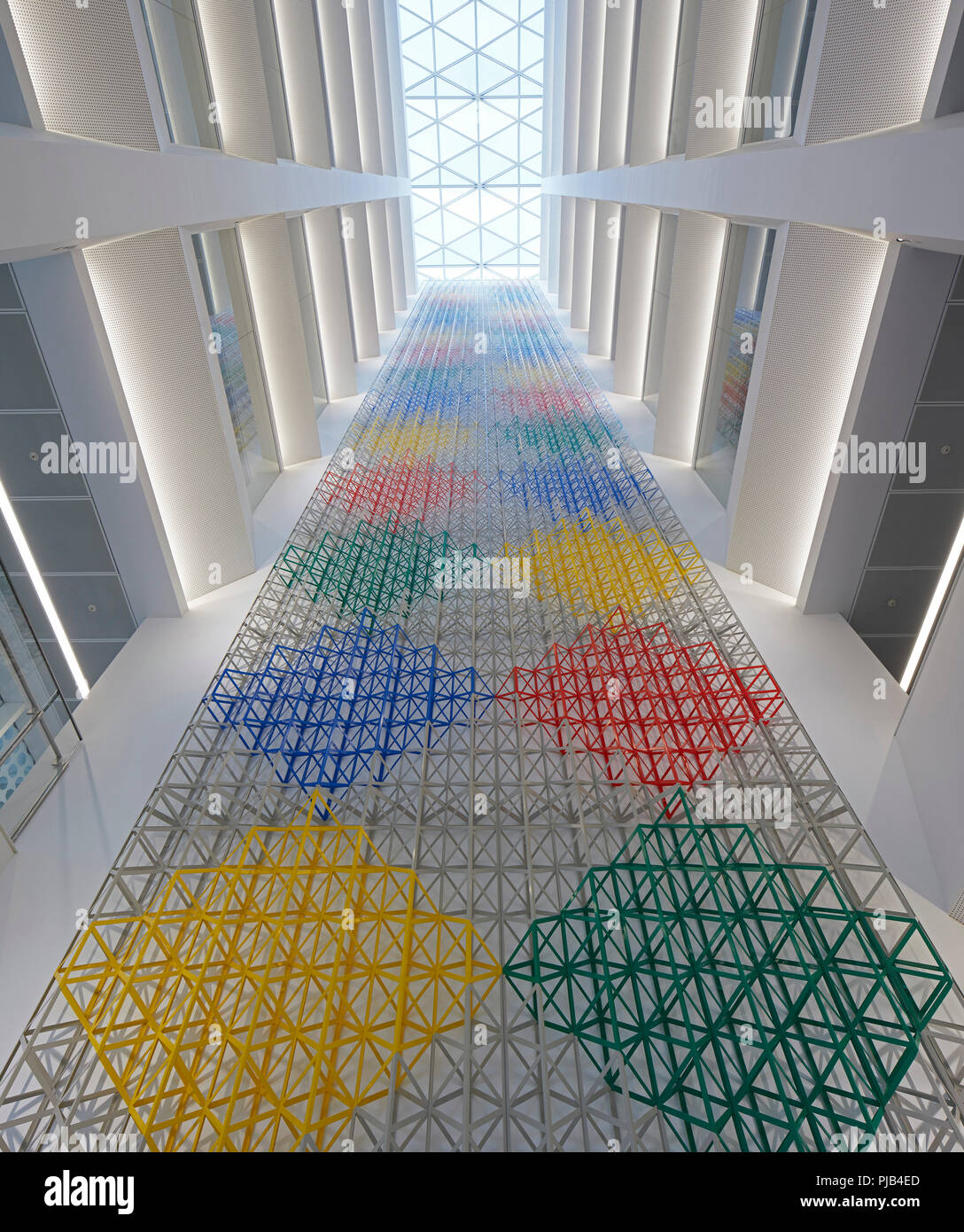 Dettaglio dell'atrio interno con artwork da Rasheed Araeen. Aga Khan Centre di Londra, Regno Unito. Architetto: Maki e Associates, 2018. Foto Stock