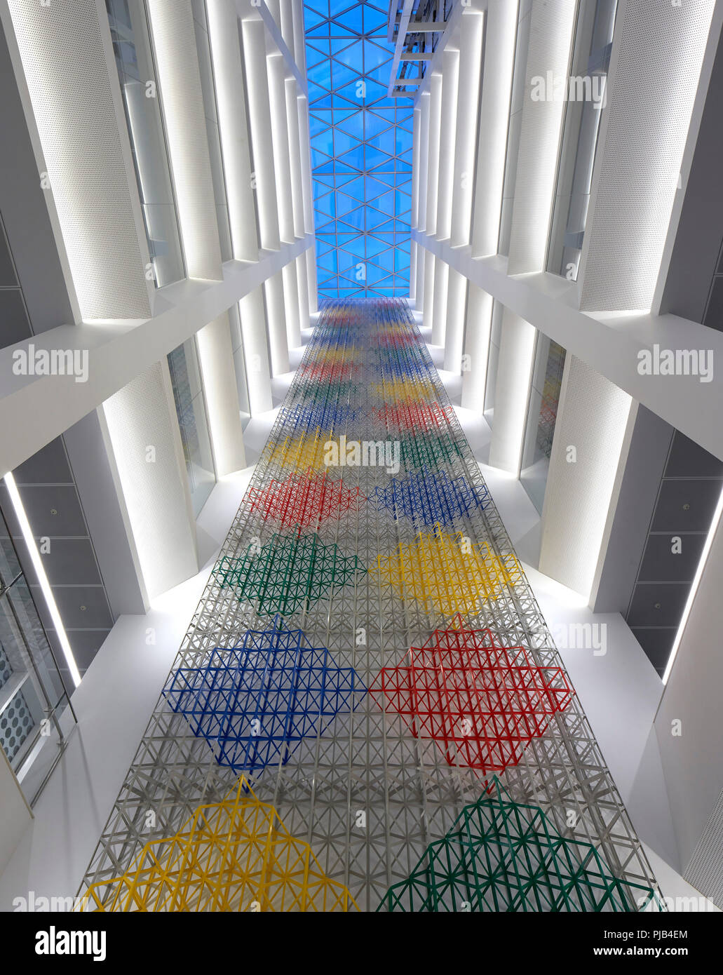 Dettaglio dell'atrio interno con artwork da Rasheed Araeen. Aga Khan Centre di Londra, Regno Unito. Architetto: Maki e Associates, 2018. Foto Stock