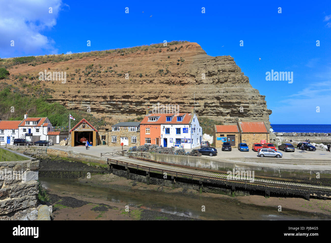 Staithes RNLI e Runswick scialuppa di salvataggio al di sotto della stazione Cowbar Neb, Staithes, North Yorkshire, North York Moors National Park, Inghilterra, Regno Unito. Foto Stock