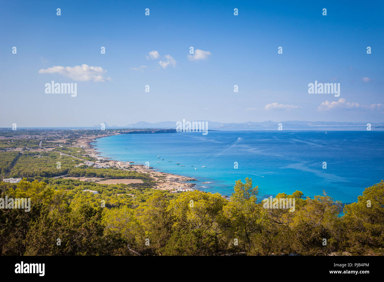 Isola di Formentera shore skyline cityscape. Panorama di isola turistica in Isole Baleari Foto Stock