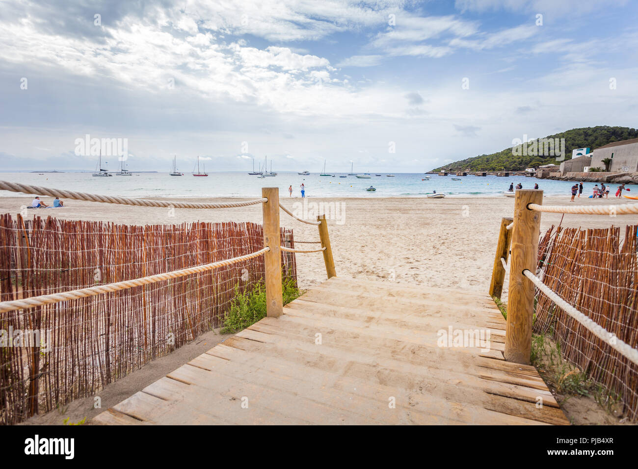 IBIZA, Spagna - 10 ottobre 2014: vista panoramica della spiaggia di Ibiza vicino Pacha, isola di Ibiza Foto Stock
