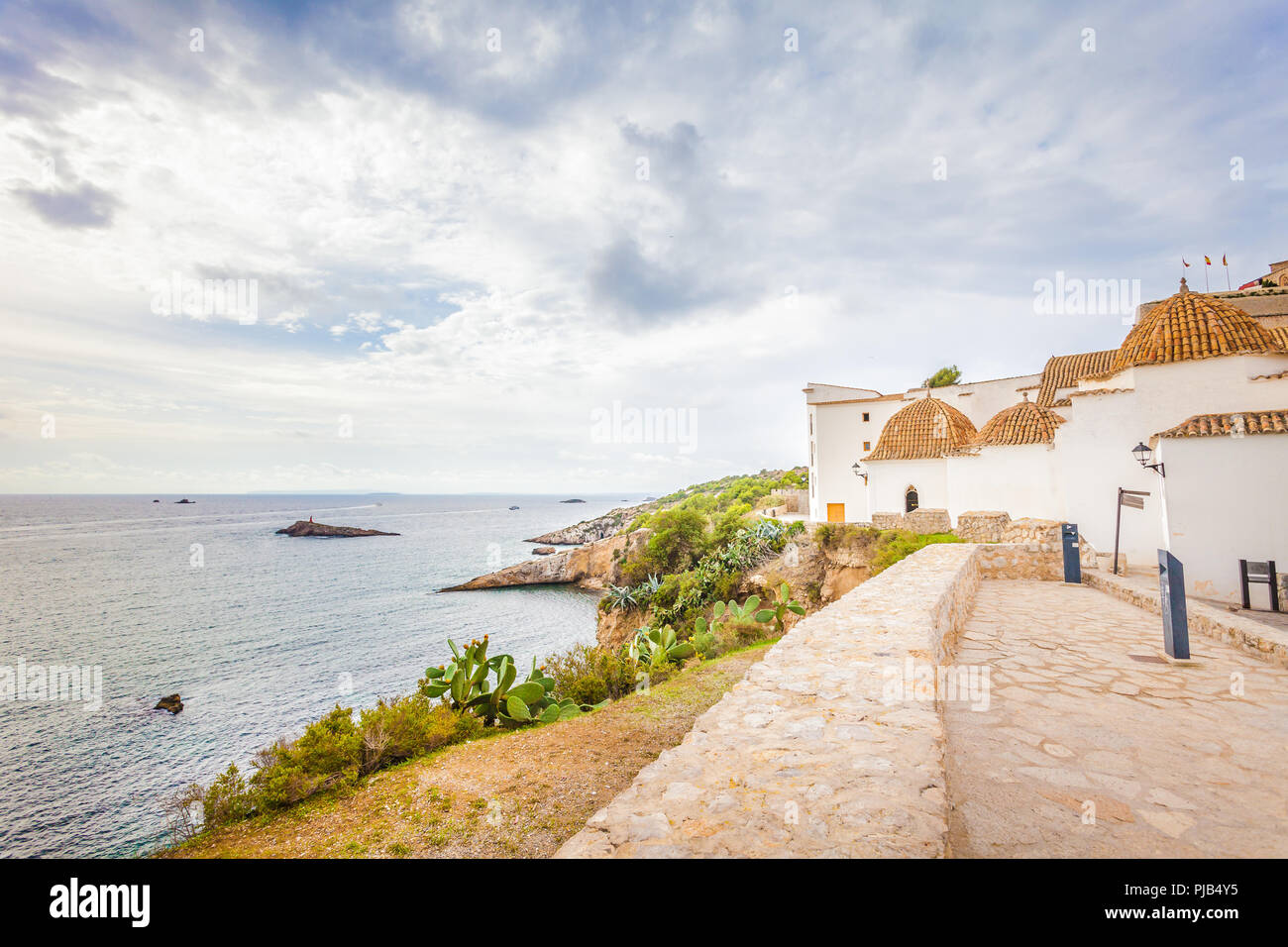 Vista panoramica di scenic isola di Ibiza costa, isole Baleari in Spagna Foto Stock