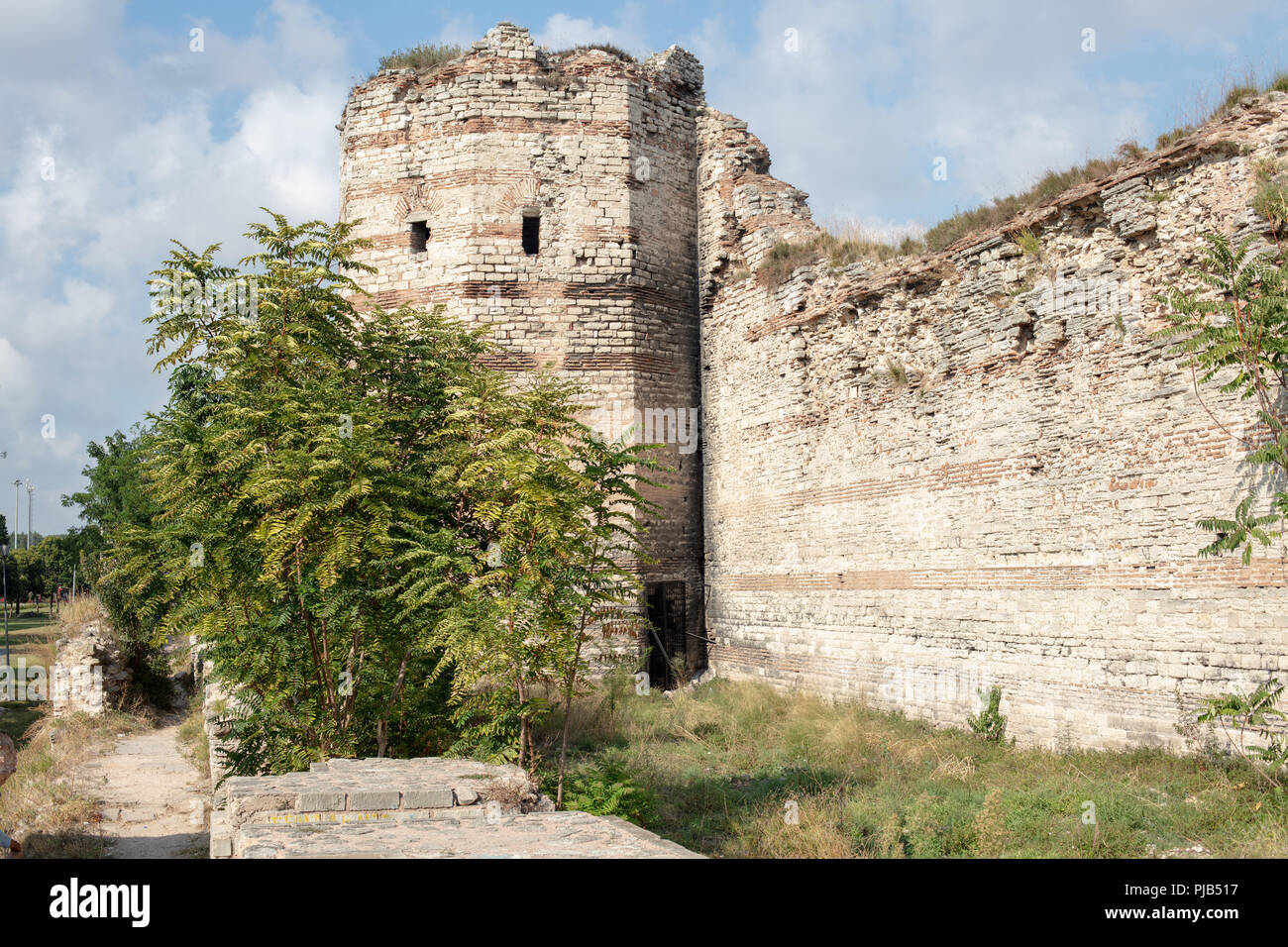 Resti delle mura di Costantinopoli. Le pareti circondato la città vecchia su tutti i lati, per la protezione contro gli attacchi dal mare e da terra città di con Foto Stock