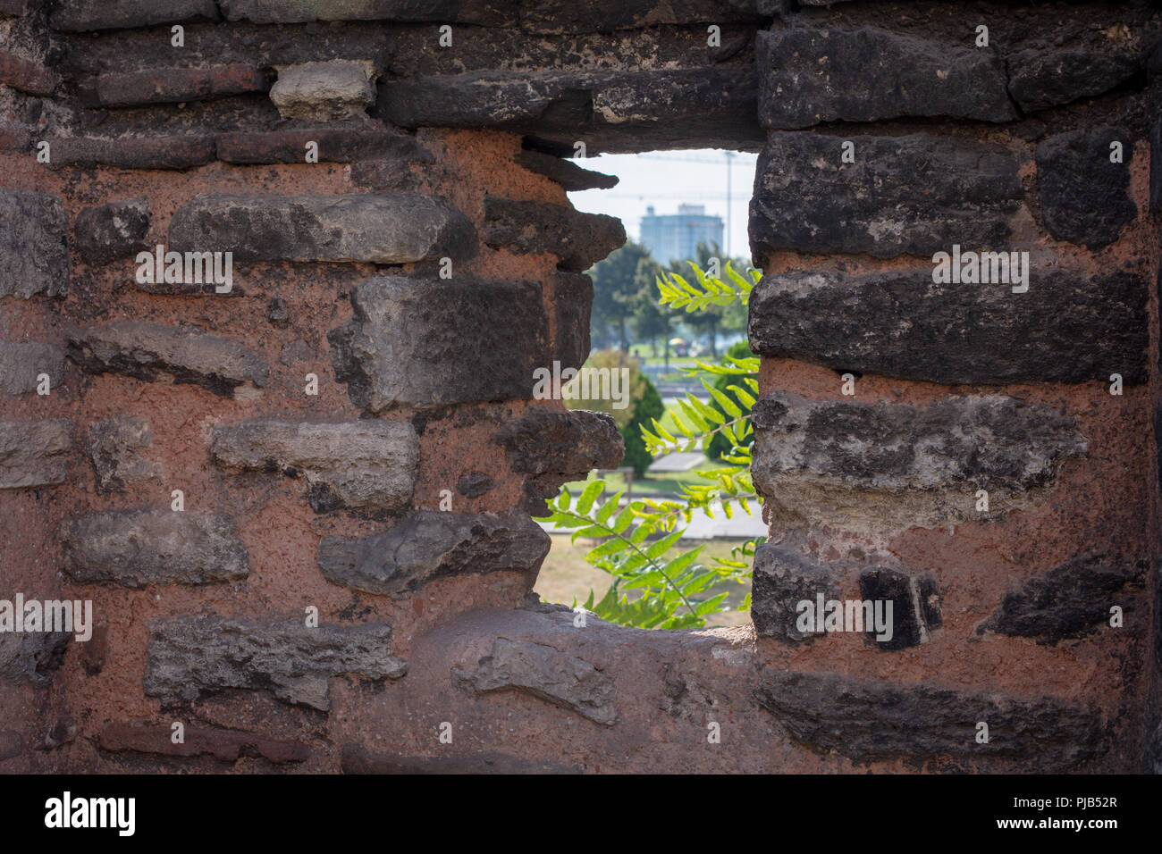 Resti delle mura di Costantinopoli contro la città di Istanbul . Mura fu costruito nel V secolo (Istanbul/Turchia) Foto Stock