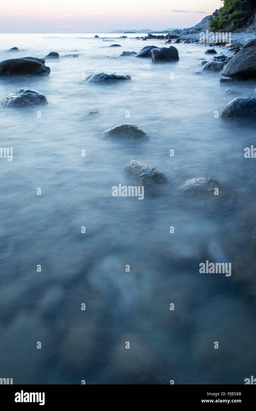 Le rocce in mare ritratto lunga esposizione, Calcidica, Grecia Foto Stock