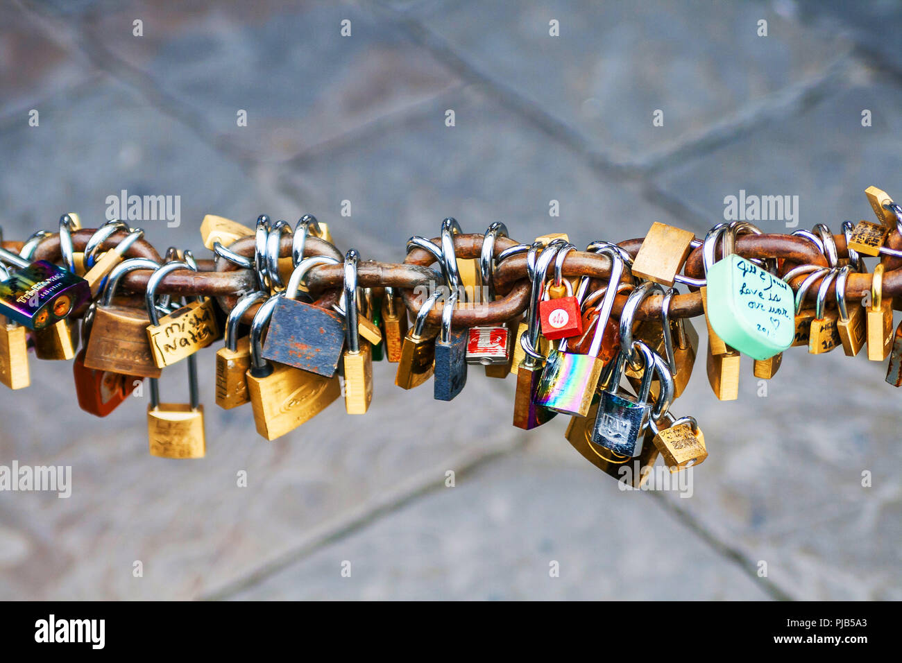 Conosciuta in tutto il mondo il simbolo dell'amore, lucchetti di Ponte Vecchio a Firenze, Italia Foto Stock