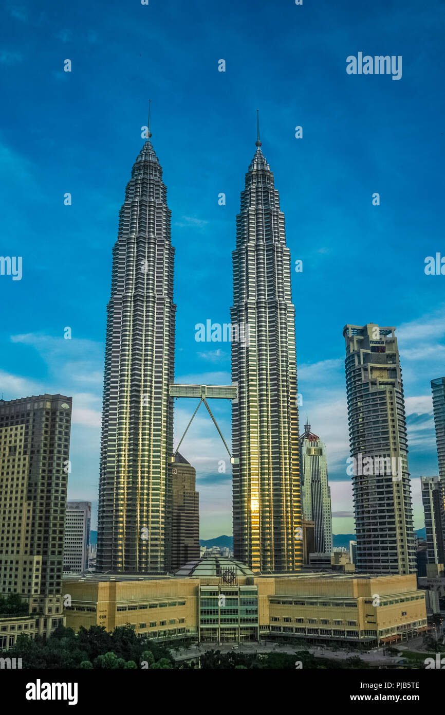 Straordinaria vista completa della Petronas Twin Towers compresi Suria KLCC all'alba. Presa nel gennaio 2009 a Kuala Lumpur, Malesia. Foto Stock