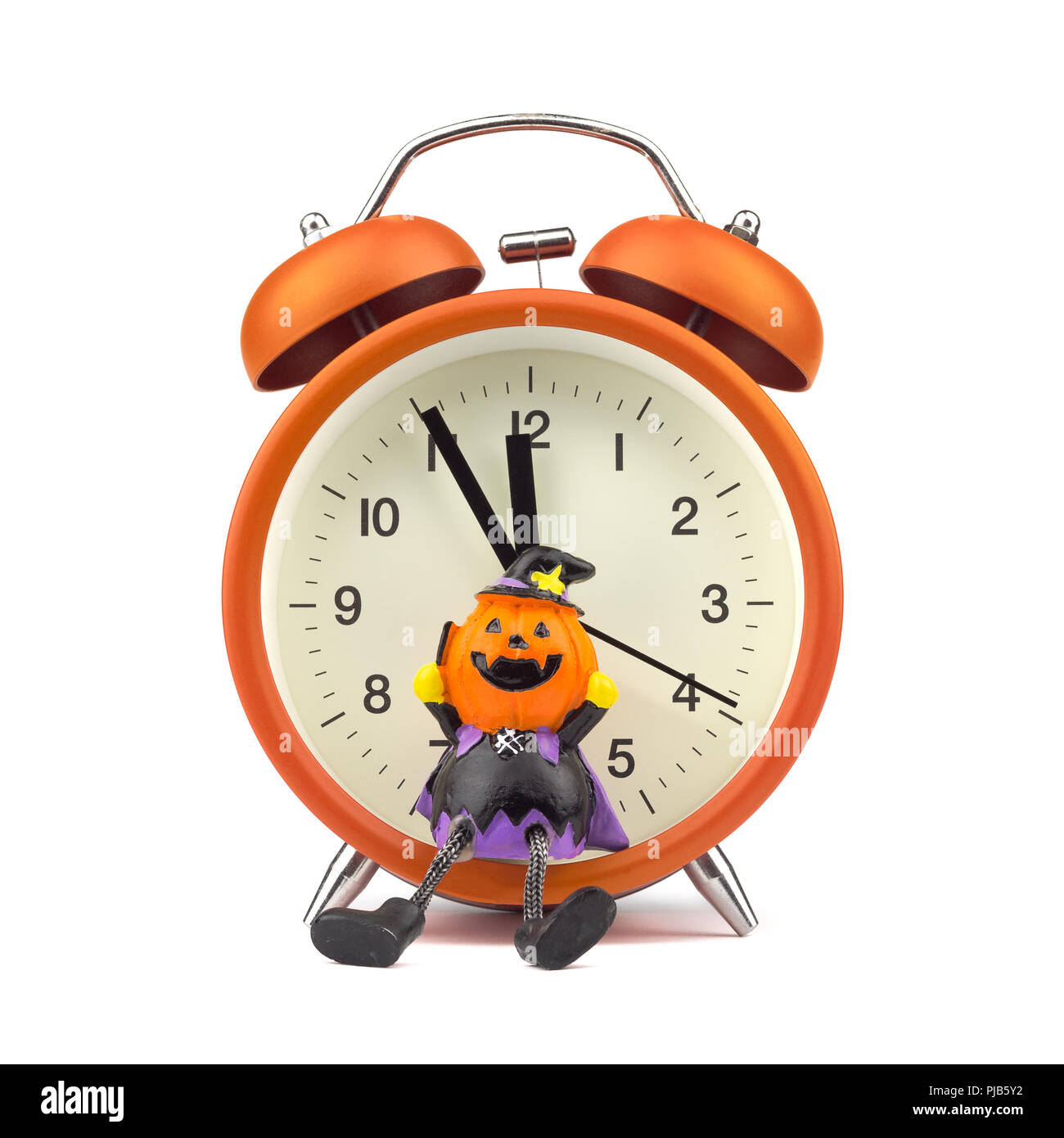 Il conto alla rovescia per il festival holloween concetto. Orange orologio sveglia con zucche giocattolo fantasma isolato su bianco Foto Stock